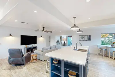 Image de Renovated home, private outdoor living, indoor bar, W/D & Ac - 2 mi to downtown