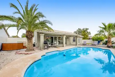 Image de Desert stay with a private pool, grill, washer/dryer, & central Ac