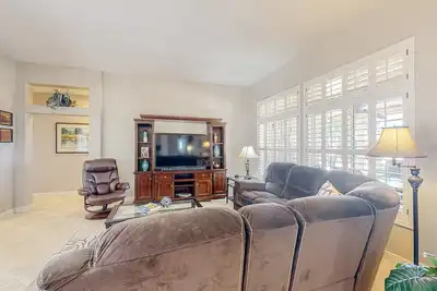 Image de Inviting home with full kitchen, patio, central Ac, & W/D
