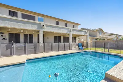 Image de Mountain-view gem - 2 large living rooms, heated pool, enclosed yard, Ac & W/D