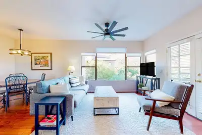 Image de Beautiful condo with stunning views, pool, hot tub, balcony, W/D, Ac