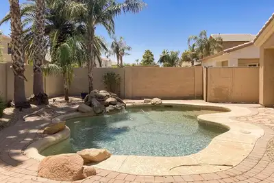 Image de inviting home with private pool, patio, grill, washer/dryer, & central Ac