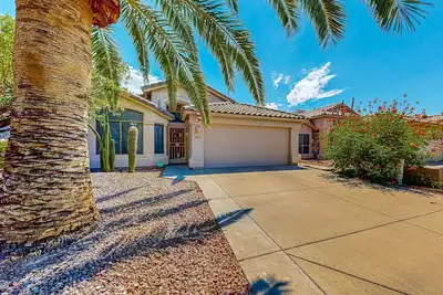 Image de Updated home with private pool, enclosed yard, covered patio, grill, & W/D