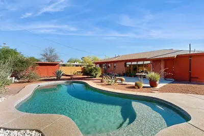 Image de Sun-soaked & charming dog-friendly retreat with private pool, large patio, & W/D