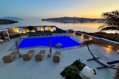 Image de Stay Waterfront – Stunning 6-Bedroom Villa Annita with Pool