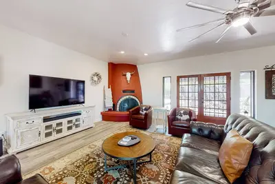 Image de Dog-friendly home with lovely desert views, fenced yard, patio & fireplace