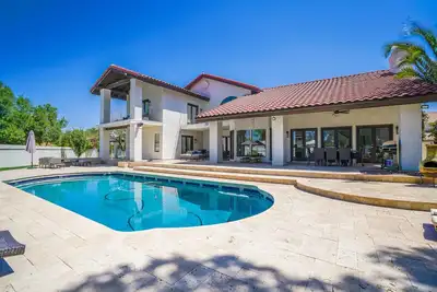 Image de Family-friendly luxury home in Estate Groves with private pool & cabana + WiFi