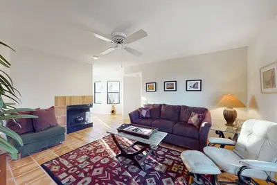 Image de Darling Desert Oasis with Fast WiFi, Shared Pool, Hot Tub, & Fitness Center