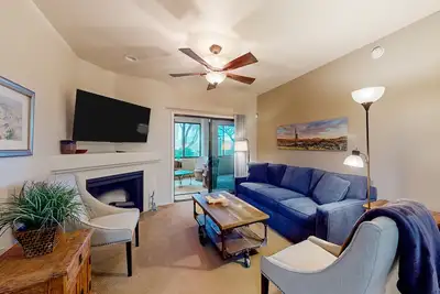 Image de Dog-friendly mountain view condo with pool, gym, grill, fireplace, & sunroom