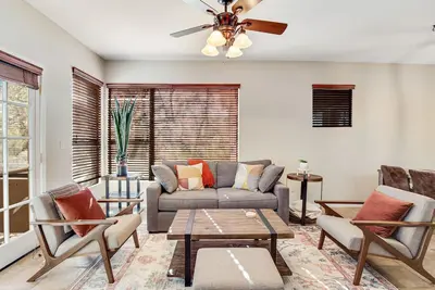 Image de Radiant retreat with pool and hot tub access, sunroom, washer/dryer, gym, & Ac