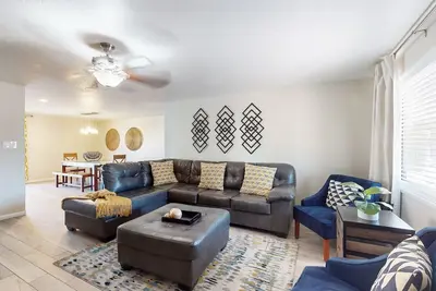 Image de Sunny home with a pool, grill, washer/dryer, & Ac - dog friendly