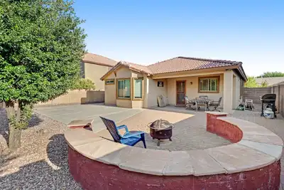 Image de Desert oasis with an enclosed yard, firepit, washer/dryer, and central Ac