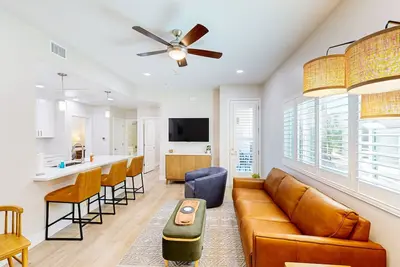 Image de Vibrant first-floor condo with pool/hot tub, right on the bike path