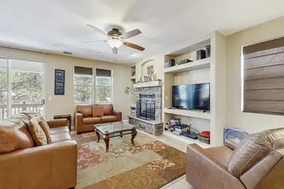 Image de Large, dog-friendly home with air hockey & great location close to trails