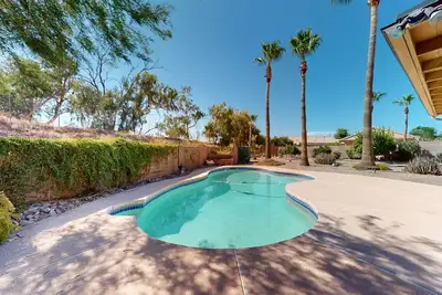 Image de Desert Blooms | House in Avondale with a private pool & grill