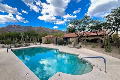 Image de Bright Tucson home near golf & hiking with pool & spa - 30-night stay min.