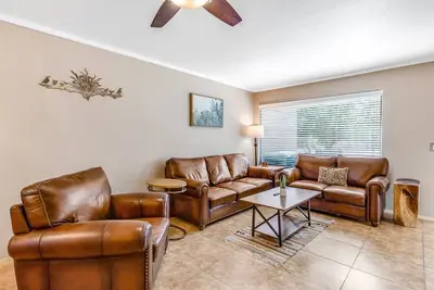 Image de Sunny condo with pool, hot tub, gym, & grill access - W/D and mountain views