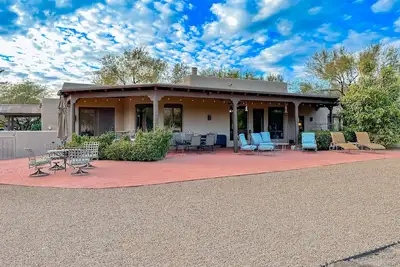 Image de Golf & mountain view desert home with shared pool and gym - dog-friendly