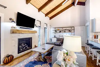 Bohemian condo with updated interior, work desk, fireplace, & mountain views