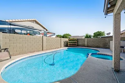 Image de Lovely getaway with private pool, putting green & desk