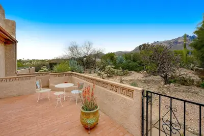 Image de Inviting townhouse with pool, enclosed yard, patio, mountain view & W/D