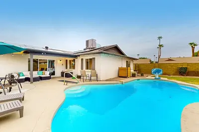 Image de Relax Poolside at Spacious Mesa Home with Grill, & Central Ac - Prime Location