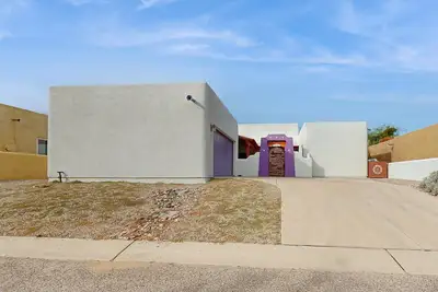 Image de Modern adobe home with a community pool, washer/dryer - snowbirds welcome!