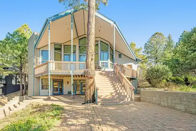 Image de Stunning home with golf views, large deck, fireplace, W/D & central Ac