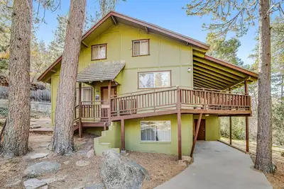 Image de Dog-Friendly Getaway with Fast WiFi, Wood-Burning Fireplace, & Furnished Deck