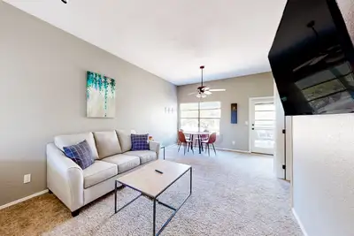 Image de Dog-friendly condo with on-site pool, hot tub, 24-hr gym, & BBQs