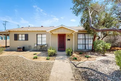 Image de Escape to this charming house in Phoenix, Az w/large yard & close to hiking