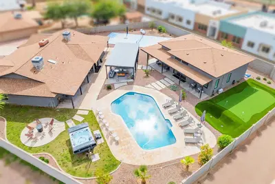 Image de Charming Chandler retreat with pool, guest house, pickleball and putting green!