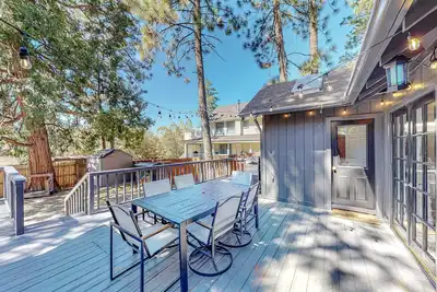 Image de Dog-friendly, renovated home with fireplace & amazing deck