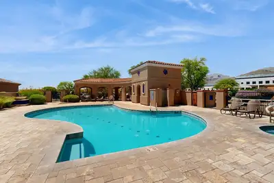 Image de Luxurious remodeled home with gas fireplaces, patios, outdoor kitchen, & pool