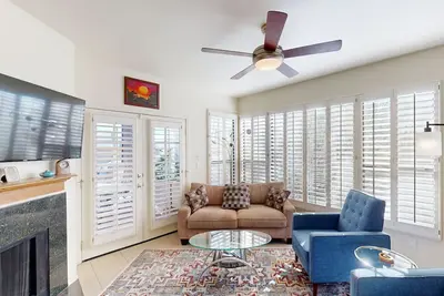 Image de The perfect blend of comfort, convenience, and a touch of luxury at cozy condo