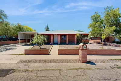 Image de Centrally located spacious home, dog friendly, and patio!