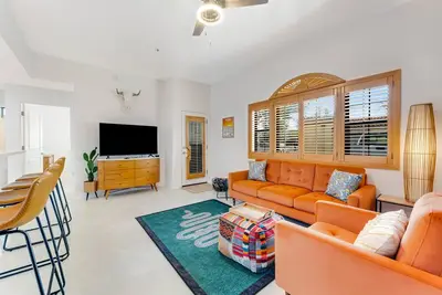 Image de Vibrant, dog-friendly escape on bike path with washer/dryer, Ac, pool, & hot tub