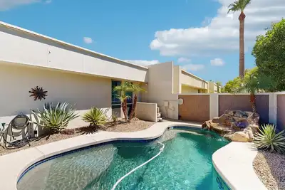 Image de Your perfect Scottsdale escape with a private pool, spacious layout, and parking