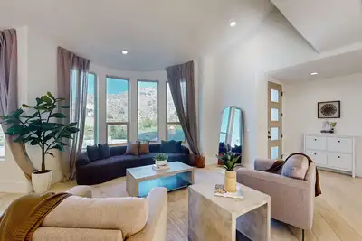 Image de Luxurious Mountainside home w/ expansive views, rooftop patio, balcony