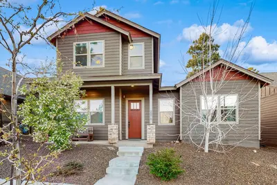 Image de Amicable house with fireplace, washer/dryer, full kitchen, gas grill, & patio