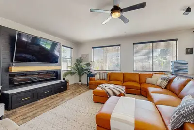 Image de A Comfortable Mesa Escape with a Private Pool, Game Room, and Access to Shops