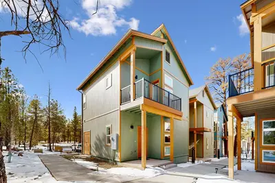 Image de 🏡, Bright dog-friendly condo with a generous balcony - near skiing & golf