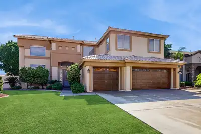 Image de Exquisite home with firepit, game room, heated pool, pool spa, & putting green