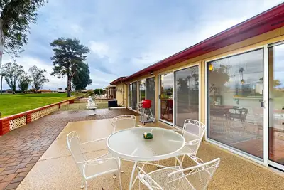 Image de Snowbird-friendly golf-front home with pool, hot tub, grill, smart TVs, W/D, Ac