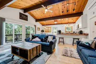 Image de Adorable cabin in the trees near hiking & town w/ deck & high-speed WiFi