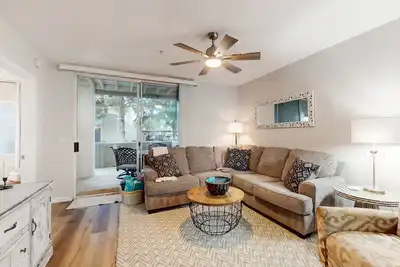 Image de Ground-floor condo with on-site pool, pickleball, hot tub, gym & private balcony