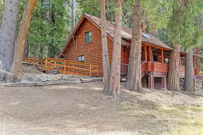 Image de Dog-friendly cabin in the woods with WiFi, wood stove, and private washer/dryer