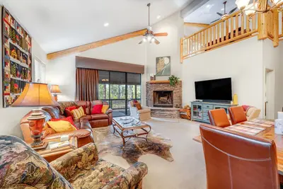 Hideaway in the pines with pool table, covered deck, fireplace, grill, & W/D