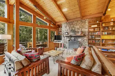 Image de Charming, Dog-Friendly Two-Story Cabin Lodge with Deck - Great for Families