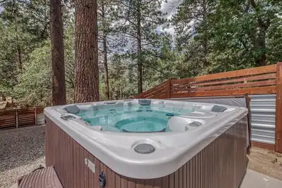 Image de Stunning Fern Valley cabin with forest views & private hot tub - dog-friendly